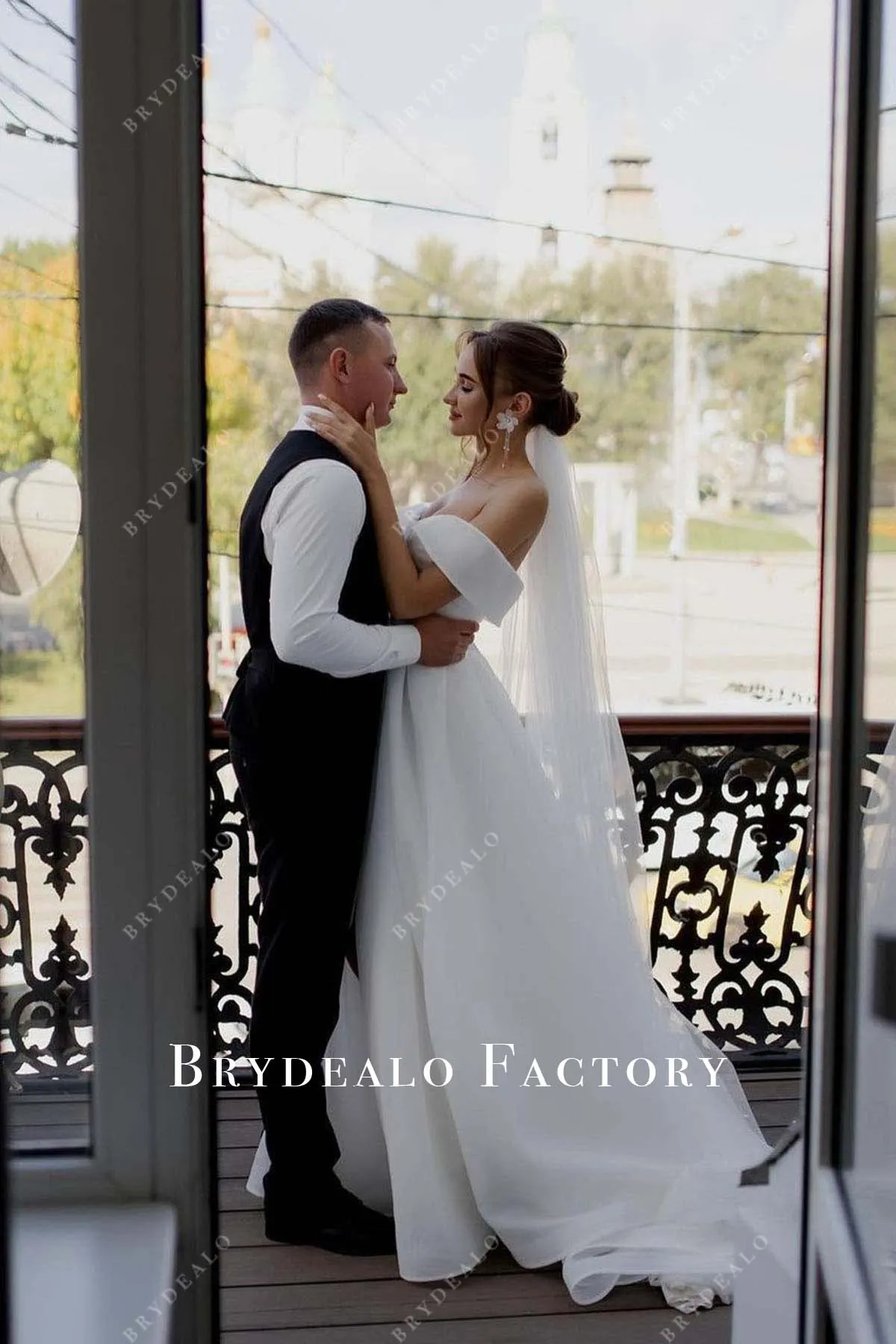 White Organza Off Shoulder Slit Horsehair Wedding Dress